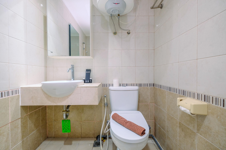 Bathroom 5, Stylish Comfy 1BR Apartment at Sahid Sudirman Residence By Travelio, Jakarta Pusat