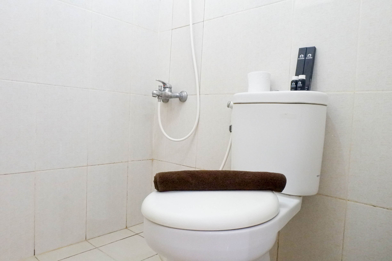Bathroom 5, Scenic Studio at Educity Surabaya Apartment By Travelio, Surabaya