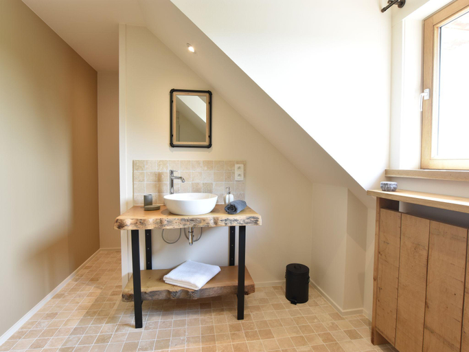 Others 5, Beautiful Holiday Home with Terrace, Garden, West-Vlaanderen