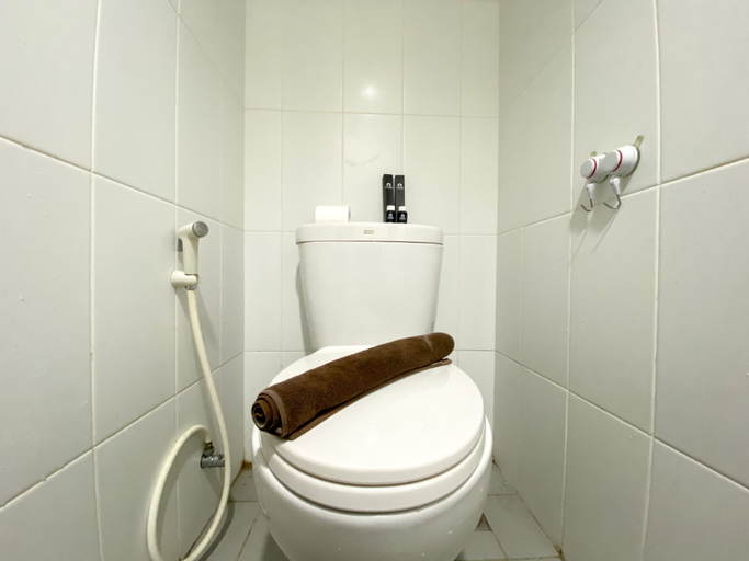 Bathroom 5, Comfortable Studio Apartment for 1 Pax Grand Sentraland Karawang By Travelio, Karawang