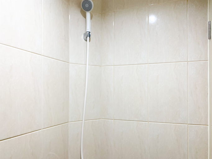 Bathroom 5, Cozy Living Studio Apartment at Osaka Riverview PIK 2 By Travelio, Tangerang