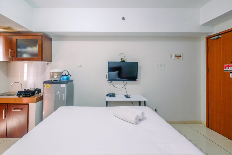 Bedroom 4, Comfortable and Stylish Studio Green Lake View Apartment By Travelio, Tangerang Selatan