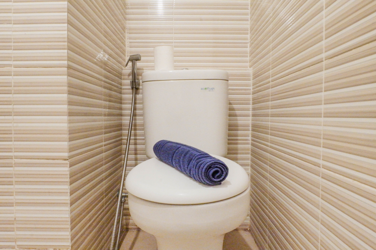 Bathroom 5, Exquisite Japanese Style Studio Apartment at Puncak Bukit Golf Surabaya By Travelio, Surabaya