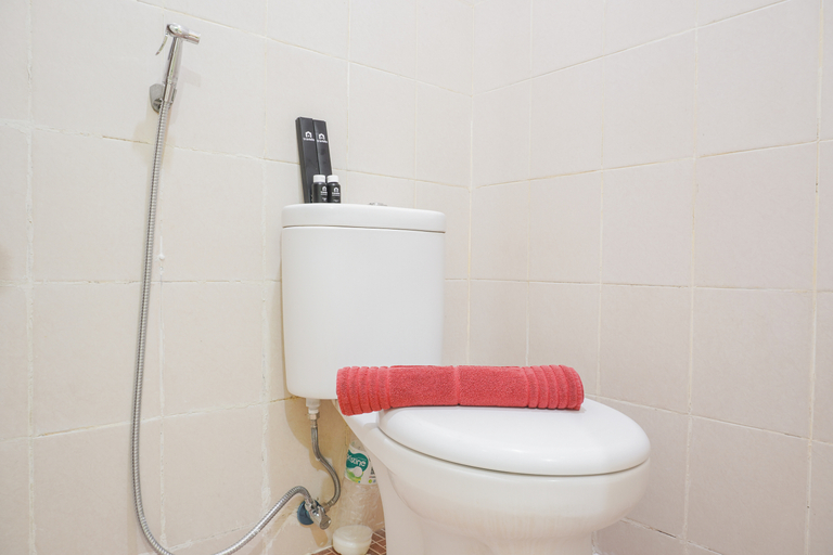Bathroom 5, Cozy Living Studio at Sunter Park View Apartment By Travelio, Jakarta Utara