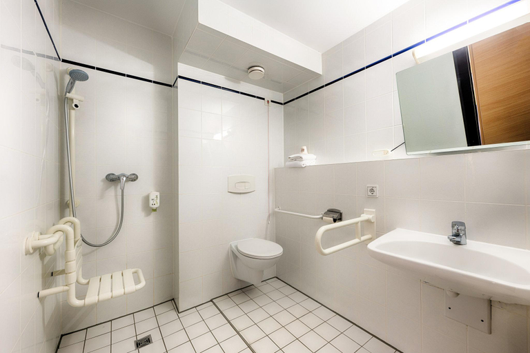 Bathroom 3, B&B Hotel Koln Frechen, Rhein-Erft-Kreis