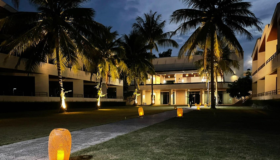 Exterior & Views