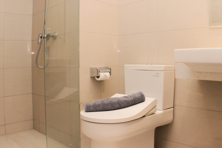 Bathroom 5, Fancy and Nice Studio at Sedayu City Suites Kelapa Gading Apartment By Travelio, East Jakarta