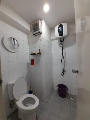 Bathroom 5, Lidia Room at Apartemen Sentra Timur, Jakarta Timur