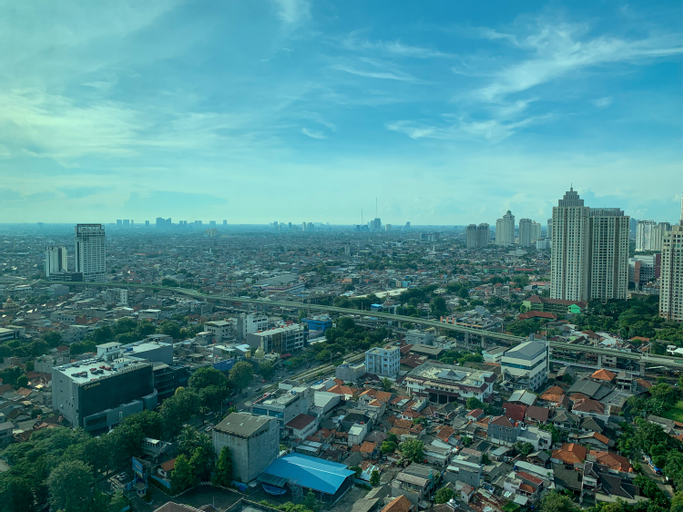 Exterior & Views 5, Spacious and Comfy 3BR Gandaria Heights Apartment By Travelio, South Jakarta