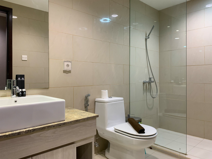 Bathroom 5, Spacious and Comfy 3BR Gandaria Heights Apartment By Travelio, Jakarta Selatan