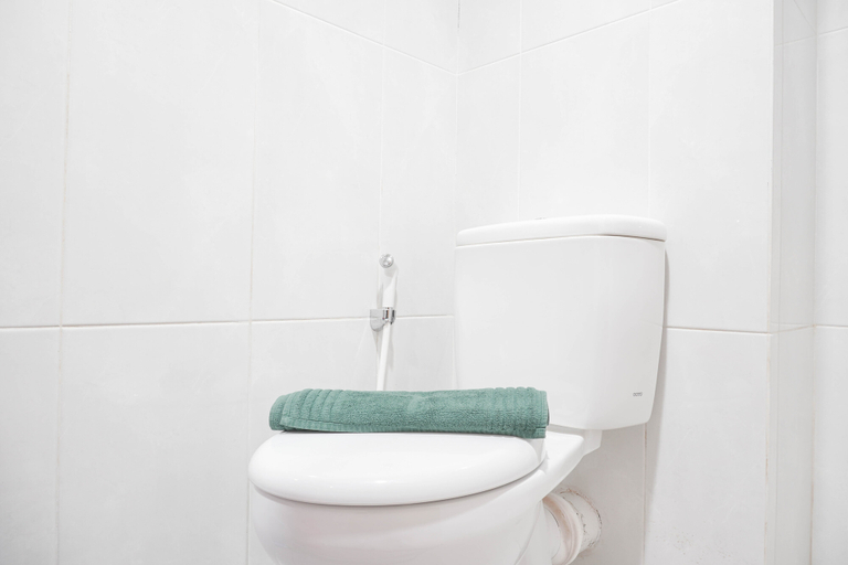 Bathroom 5, Nice and Minimalist Studio at Evenciio Margonda Apartment By Travelio, Depok