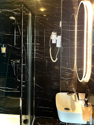 Bathroom 3, Hôtel Le Marignan - Le Havre Centre Gare, Seine-Maritime