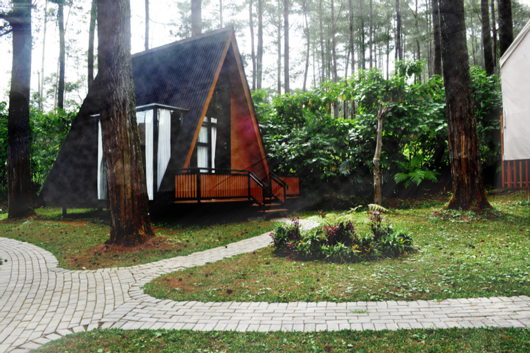 Exterior & Views 2, Kalaras Villa Cikole, Bandung
