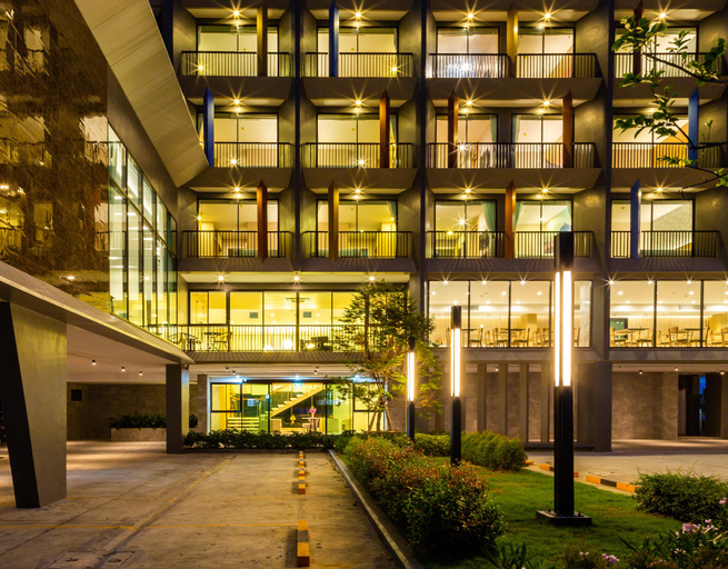 Exterior & Views 7