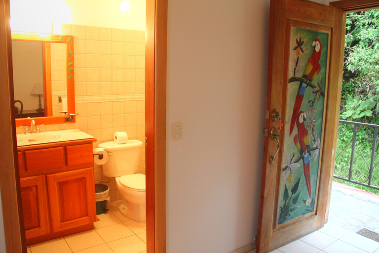 Bathroom, Gingerbread Hotel and Restaurant, Tilarán