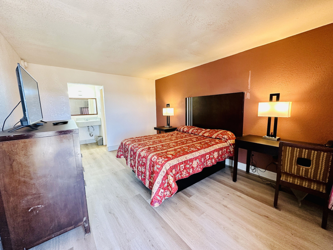 Bedroom 2, Economy Inn, Terrebonne