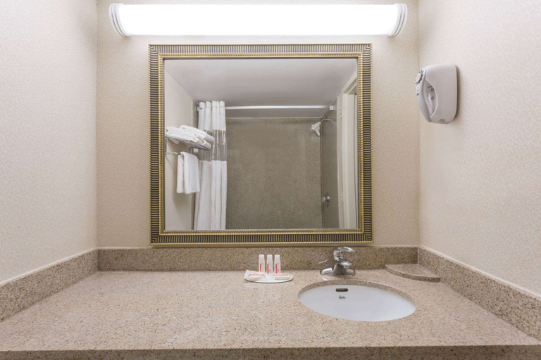 Bathroom 4, Ramada by Wyndham Triangle/Quantico, Prince William