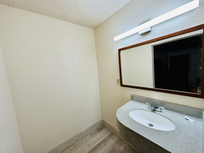 Bathroom 3, Economy Inn, Terrebonne