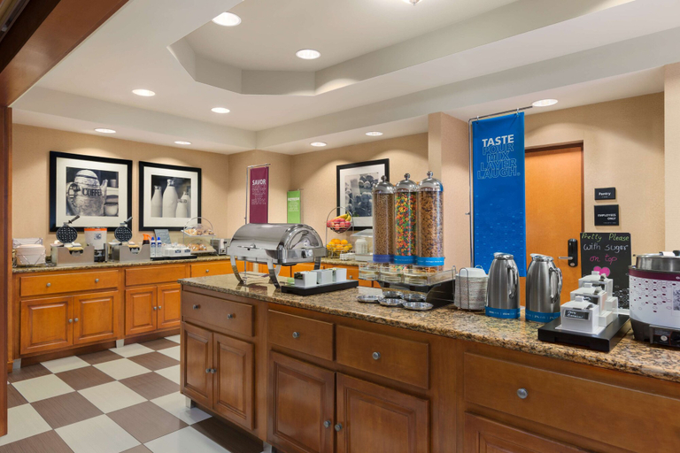 Food & Drinks 5, Hampton Inn & Suites Manchester-Bedford, Hillsborough