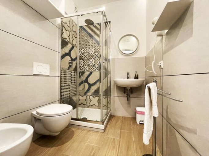 Bathroom 5, Sunny House, Napoli