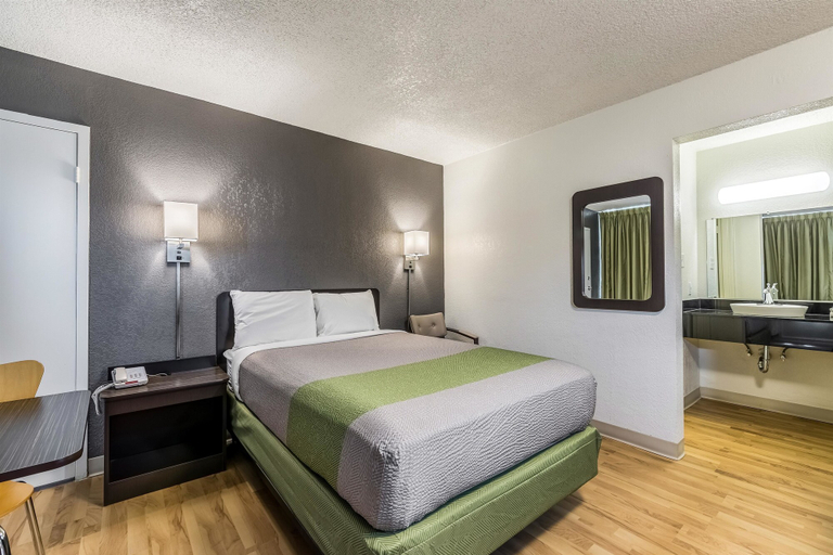 Bedroom 2, Studio 6-Pekin, IL, Tazewell