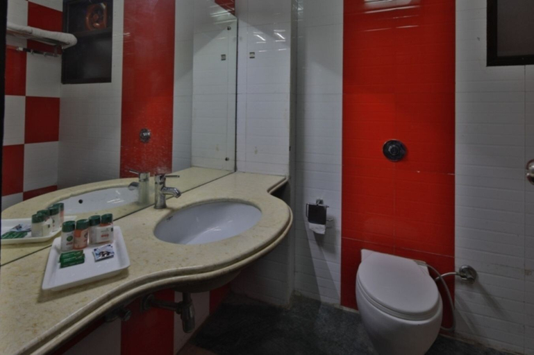 Bathroom 3, Hotel KNK International, Delhi