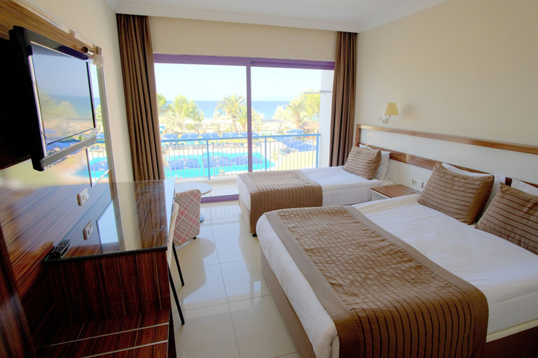 Bedroom 4, Le Monde Beach Resort & Spa - All inclusive, Dikili