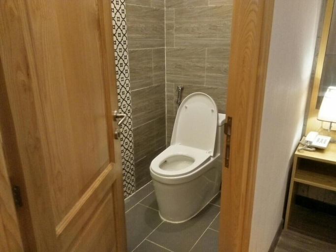 Bathroom 3, Emerald Ocean Hotel, Phan Thiết