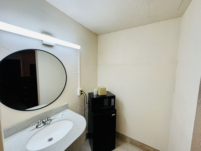 Bathroom 5, Economy Inn, Terrebonne