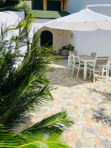 Others 4, Villa Verde con piscina, Lecce