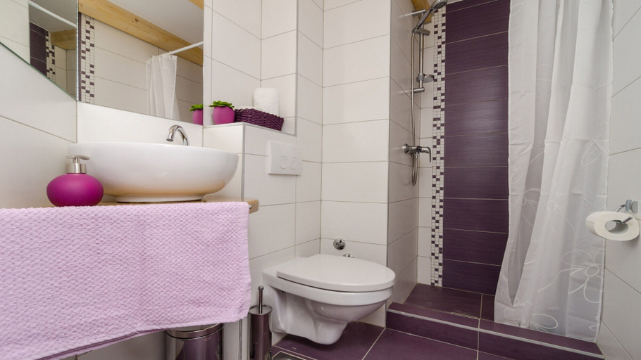 Bathroom 5, Lavender Garden Apartments, Dubrovnik