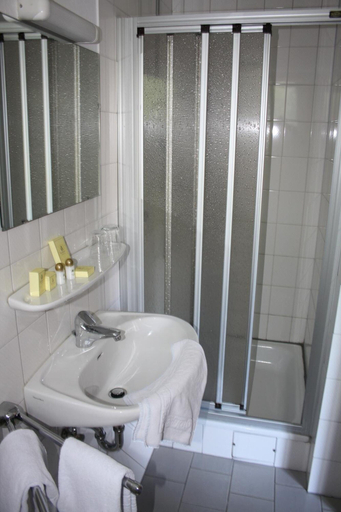 Bathroom 5, Hotel Haus Hubertus, Heidekreis