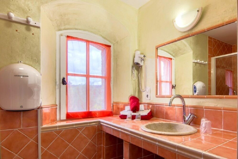 Bathroom 5, Les Jardins de l'Ermitage, Var