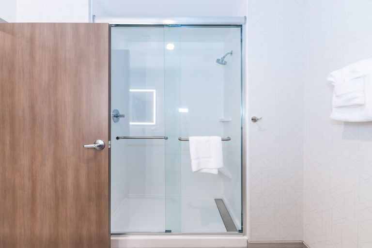 Bathroom 4, Holiday Inn Express & Suites CHARLOTTESVILLE by IHG, Albemarle