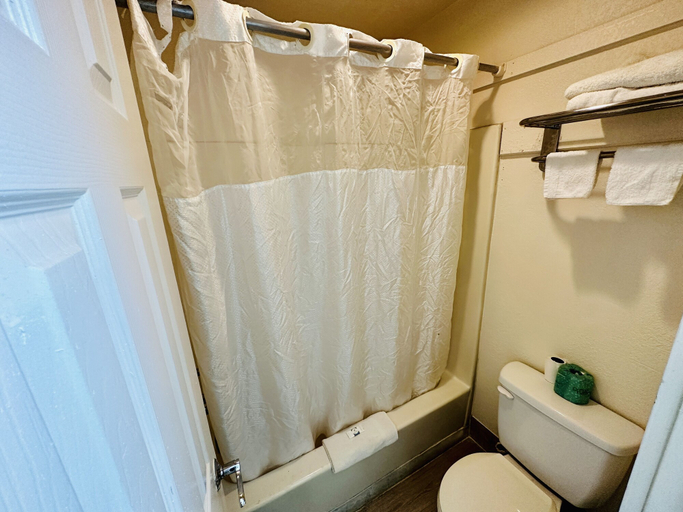 Bathroom 4, Economy Inn, Terrebonne