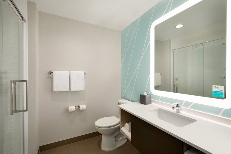 Bathroom 3, avid hotel STAUNTON by IHG, Augusta