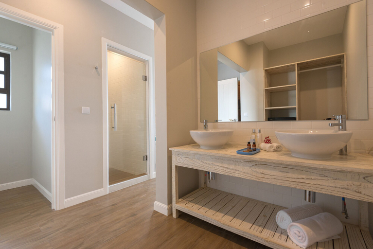 Bathroom 5, Le Nautique - Luxury Waterfront Hotel