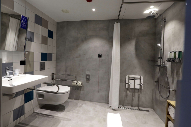 Bathroom 4, Hampton by Hilton Olsztyn, Olsztyn City