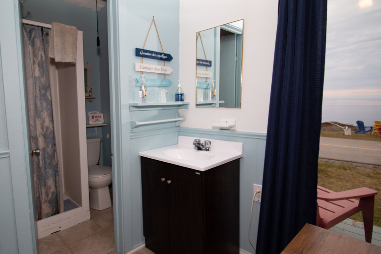 Bathroom 3, Les Cabines du Phare, Rimouski-Neigette