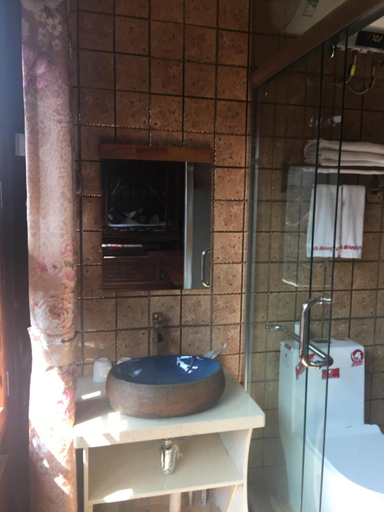 Bathroom 5, Pingyao Hongyuyuan Inn, Jinzhong