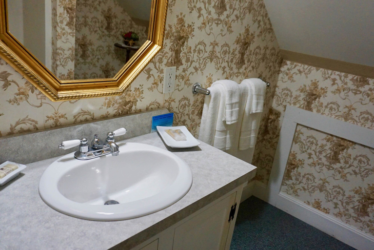 Bathroom 4, Old Orchard Beach Inn, York