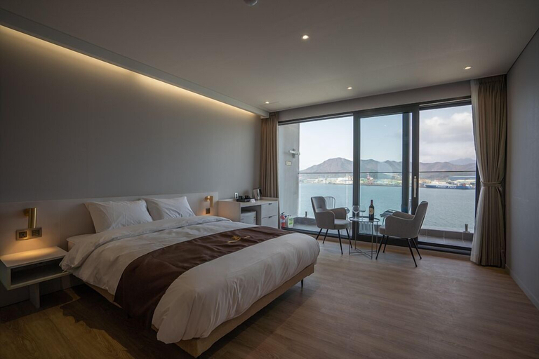 Bedroom 3, Masan Tourist Hotel, Masan