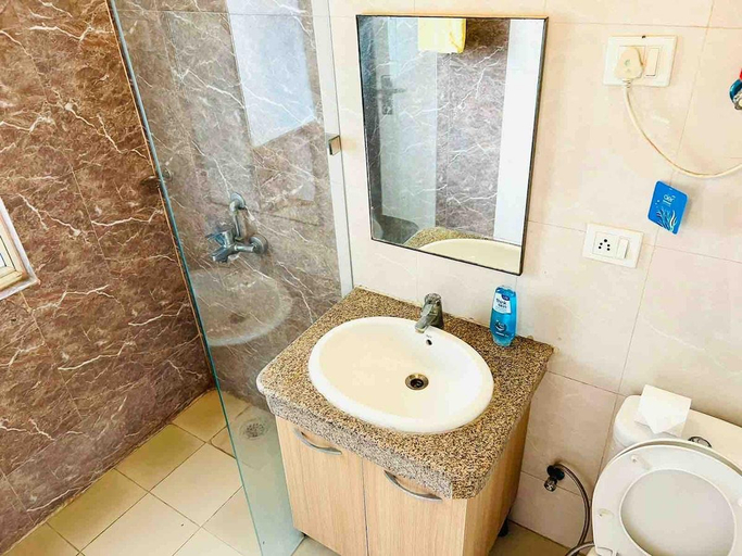 Bathroom, Square by Noida Studios, Gautam Buddha Nagar