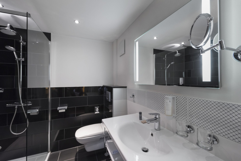Bathroom 4, Wyndham Duisburger Hof, Duisburg