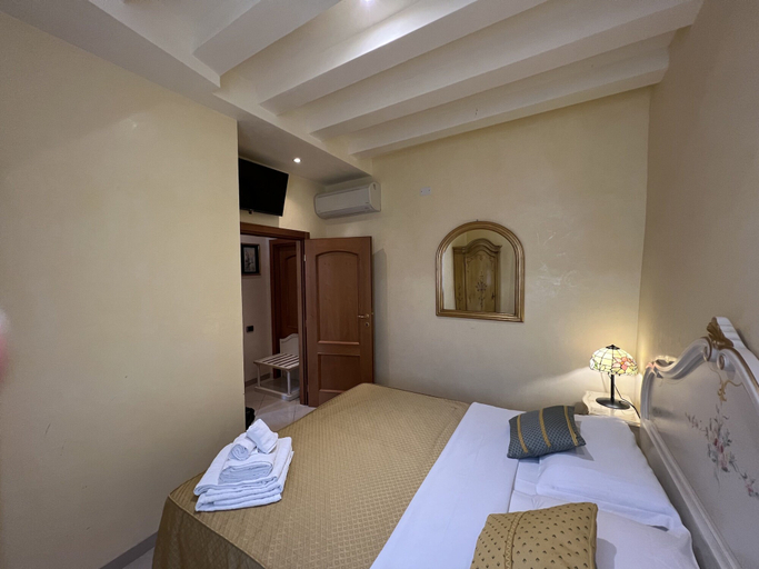 Bedroom 5, Angeles Inn, Venezia