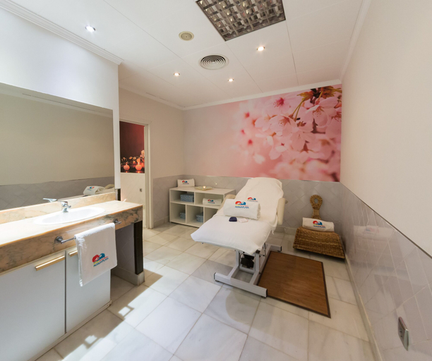 Bathroom 4, Hotel ILUNION Les Corts Spa, Barcelona