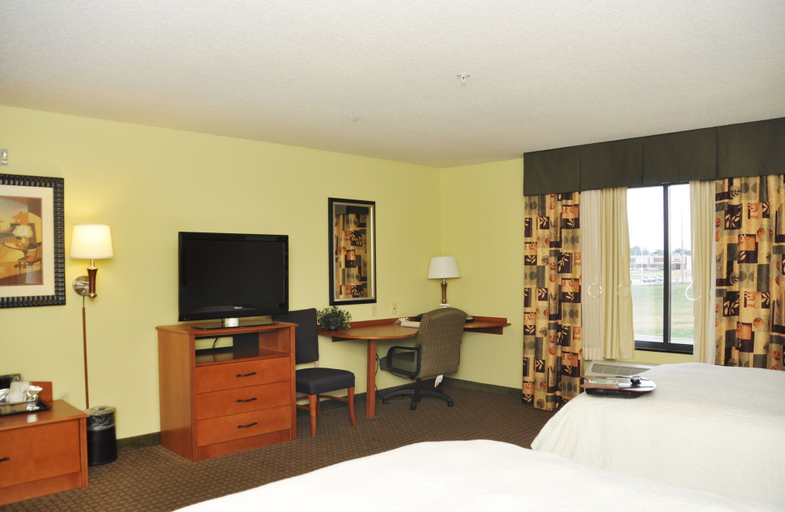 Bedroom 3, Hampton Inn Macomb, McDonough