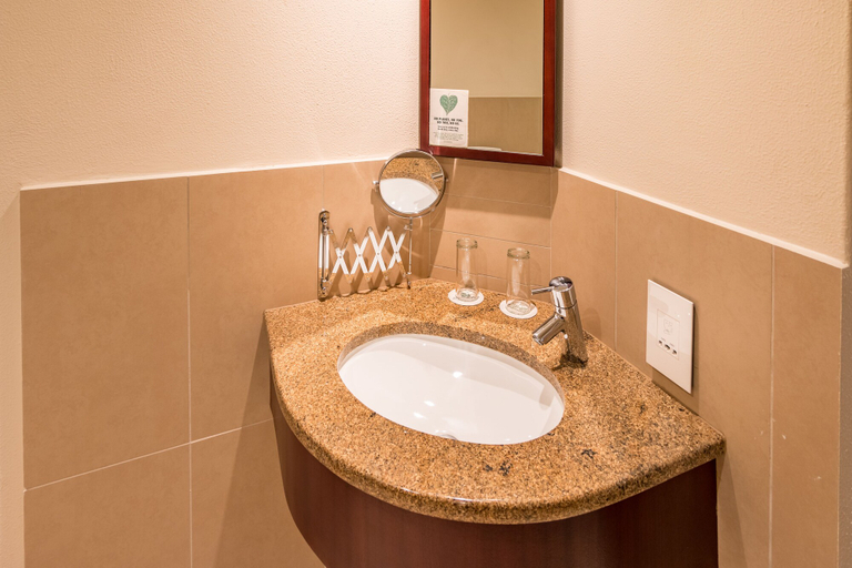 Bathroom 4, City Lodge Hotel Hatfield, City of Tshwane