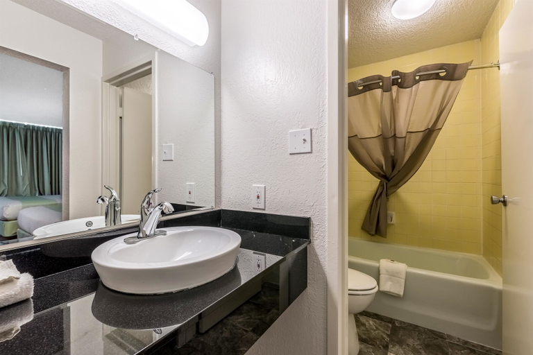 Bathroom 3, Studio 6-Pekin, IL, Tazewell