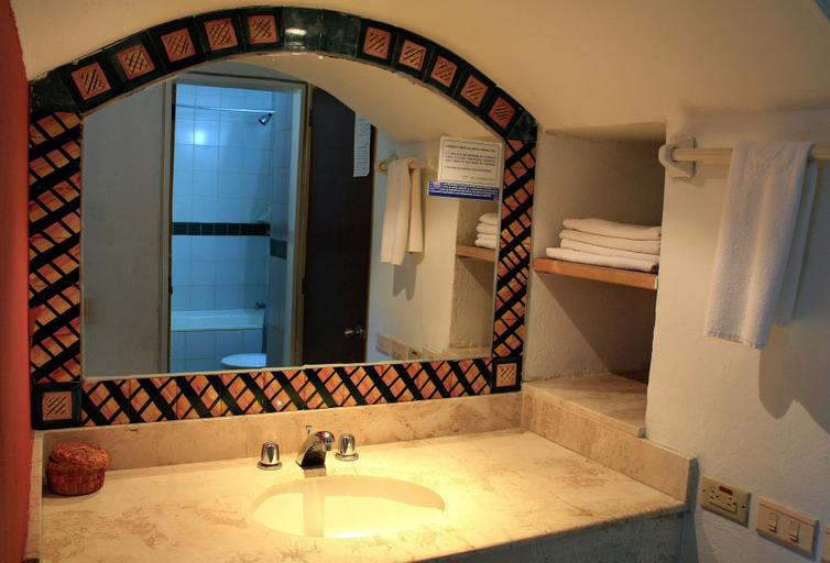 Bathroom 5, Hotel Guadaira Resort, Melgar